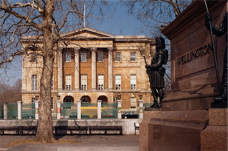 simsearch:845-03464631,k - Apsley House. Exterior from the South with the base of the Wellington statue to right. 1819. Architect: Benjamin Dean Wyatt Foto de stock - Direito Controlado, Número: 845-03464630