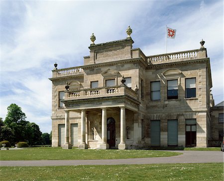 doncaster - Brodsworth Hall. Exterior view of the East front. 1860s. Architect: Chevalier Casantini Foto de stock - Con derechos protegidos, Código: 845-03464667