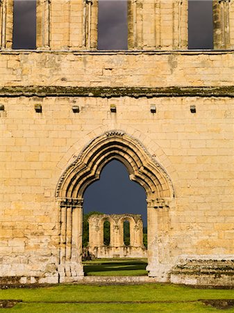 Byland Abbey. Découvre à travers l'entrée de l'ouest le long de la nef. Photographie de stock - Rights-Managed, Code: 845-03464677