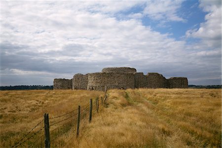 simsearch:845-03464659,k - Château de cambrure. Vue depuis l'extérieur de l'enceinte du château. Photographie de stock - Rights-Managed, Code: 845-03464679