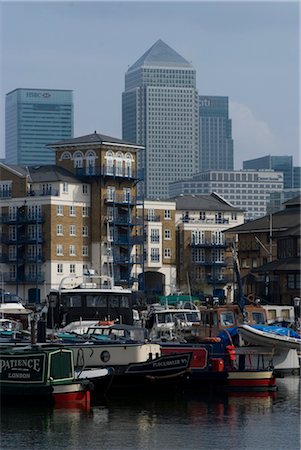 Limehouse Basin and boats with view of Canary Wharf, London. Foto de stock - Con derechos protegidos, Código: 845-03463899