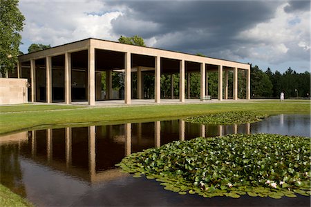 pantano - Chapel of the Holy Cross, The Woodland Crematorium, The Woodland Cemetery (Skogskyrkogarden), Stockholm.  Architects: Erik Gunnar Asplund Foto de stock - Con derechos protegidos, Código: 845-03552460