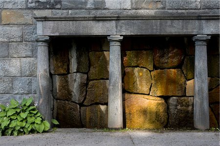 Eingang, Wand, Waldfriedhof (Skogskyrkogarden), Stockholm. Architekten: Erik Gunnar Asplund und Sigurd Lewerentz Stockbilder - Lizenzpflichtiges, Bildnummer: 845-03552487
