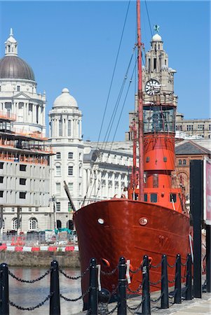 simsearch:845-03552627,k - Bateau-phare près de l'Albert Docks rénovés avec une vue vers le foie et le Port de bâtiments Liverpool, Liverpool, Merseyside, Angleterre Photographie de stock - Rights-Managed, Code: 845-03552625