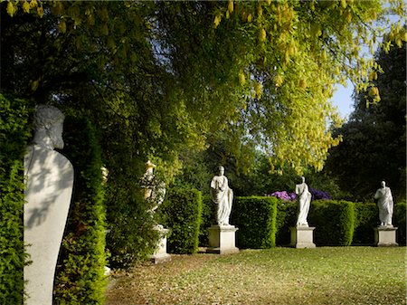 Chiswick House and Gardens, Chiswick. Exedra, a lawn lined by alternating cypresses and stone urns closed by a semicircular dark yew hedge, forming a backdrop to Lord Burlington's collection of ancient Roman and 18th century sculpture.  Architects: The Third Earl of Burlington with William Kent Foto de stock - Con derechos protegidos, Código: 845-03553261