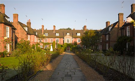 CORRINGHAM Road, banlieue de jardin de Hampstead, Londres. Photographie de stock - Rights-Managed, Code: 845-03720278