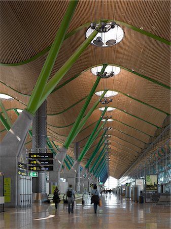 Neues Terminalgebäude, Flughafen Barajas, Madrid. Farbige unterstützt im Abflugbereich Tor. Architekten: Rogers Stirk und Hafen Stockbilder - Lizenzpflichtiges, Bildnummer: 845-03720421