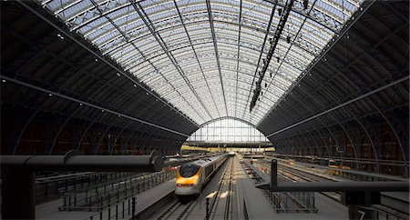 platform station london - St Pancras Station, London. Architects: Alastair Lansley London and Continental Railways, original roof by Barlow and Ordish, roof refurb by Pascall and Watson. Stock Photo - Rights-Managed, Code: 845-03720660