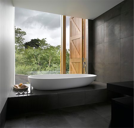 simsearch:693-03474268,k - white modern spoon bath with view from open window with timber shutters. Architects: Stephen Marshall Stock Photo - Rights-Managed, Code: 845-03720707