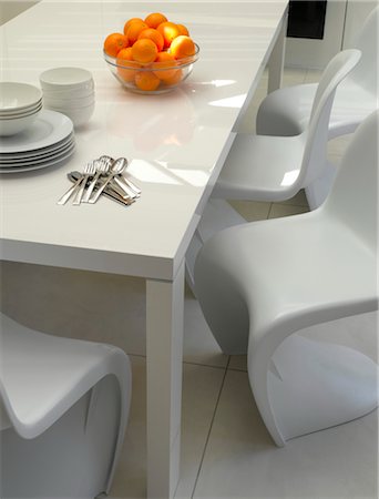 Maison à Chelsea, à Londres. Table à manger moderne blanc avec chaises moulées blanches en porte-à-faux et plancher blanc. Architectes : Architectes de Chris Dyson Photographie de stock - Rights-Managed, Code: 845-03720701