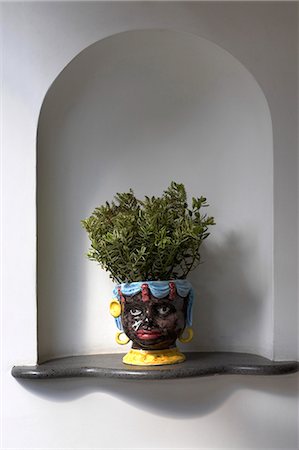 planteur - Niche avec vase de feuilles décorées avec visage, Positano cote d'Amalfi, l'hôtel Palazzo Murat Photographie de stock - Rights-Managed, Code: 845-03720749