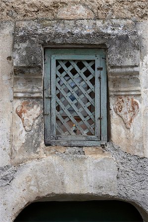 détail de la fenêtre de la grille en métal dans le vieux bâtiment en pierre, Positano, côte amalfitaine Photographie de stock - Rights-Managed, Code: 845-03720741