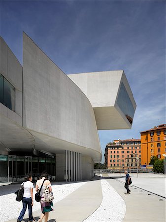 The MAXXI, National Museum of 21st Century Arts, Rome. Exterior with visitors walking to entrance. Architects: Zaha Hadid Architects Fotografie stock - Rights-Managed, Codice: 845-03720825