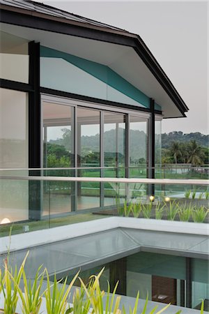 simsearch:845-03720867,k - Glass walls and doors on shallow roofed modern home. Architects: Lim Cheng Kooi and AR43 Foto de stock - Con derechos protegidos, Código: 845-03720882