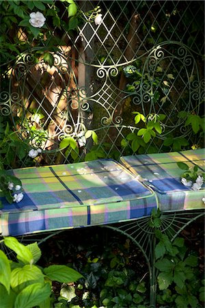 simsearch:845-03777654,k - Suburban Garden. Detail of wire garden bench with plaid upholstered cushions Foto de stock - Con derechos protegidos, Código: 845-03720926