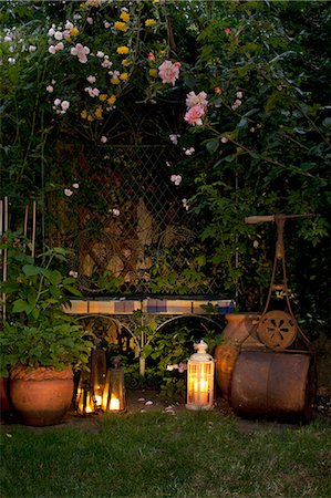 simsearch:845-03777654,k - Summer suburban Garden at dusk with climbing pink roses, antique garden roller and lit lanterns Foto de stock - Con derechos protegidos, Código: 845-03720927