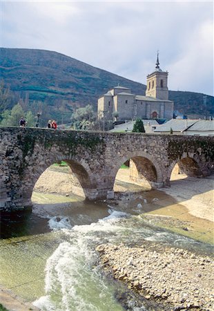 routed - El Camino de Santiago, Molinaseca, Puente de los Peregrinos over the Meruelo river. Stock Photo - Rights-Managed, Code: 845-03720939