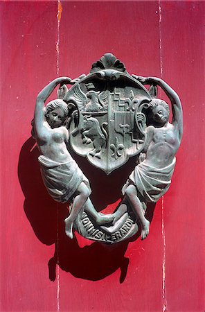 Mdina, door-knocker with family's coat of arms and text nothing shall separate us in the medieval old town. Fotografie stock - Rights-Managed, Codice: 845-03720974