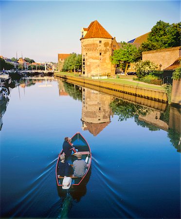 simsearch:845-02729798,k - Pays-Bas, Overijssel, Zwolle, restaurée tour de fortification médiévale Wijndragerstoren le long du canal de Thorbeckegracht dans la vieille ville Photographie de stock - Rights-Managed, Code: 845-03720978