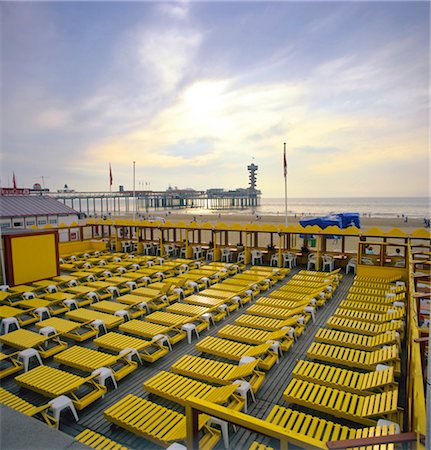 Zuid-Holland, The Hague, beach terrace with yellow loungers Scheveningen with view on the Pier. Foto de stock - Con derechos protegidos, Código: 845-03720993