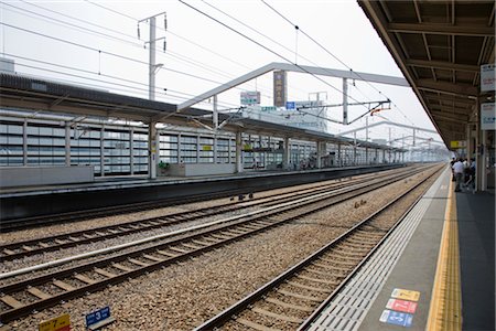 Rails de train vide à la Station de Himeji, Himeji, Japon Photographie de stock - Rights-Managed, Code: 845-03721016