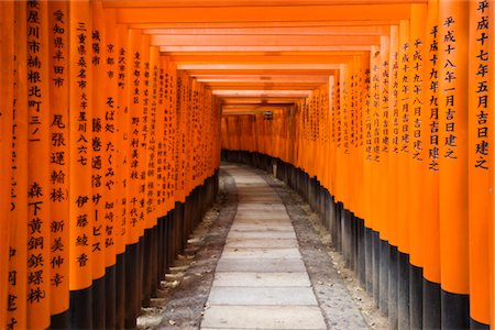 sacré - Portes Torii au sanctuaire de Fushimi Inari, Kyoto, Japon Photographie de stock - Rights-Managed, Code: 845-03721025