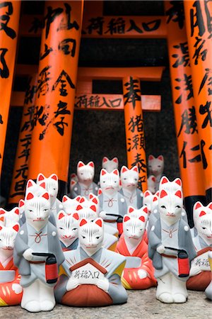 simsearch:845-02726565,k - Kitsune or messenger foxes that are a symbol of wealth in Fushimi Inari Shrine, Kyoto, Japan Fotografie stock - Rights-Managed, Codice: 845-03721020