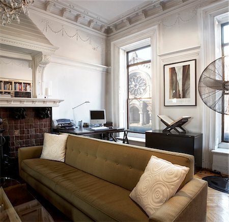 Intérieur brownstone Brooklyn moulé au plafond, trumeau et grand canapé. Architectes : Nous concevons Photographie de stock - Rights-Managed, Code: 845-03721259