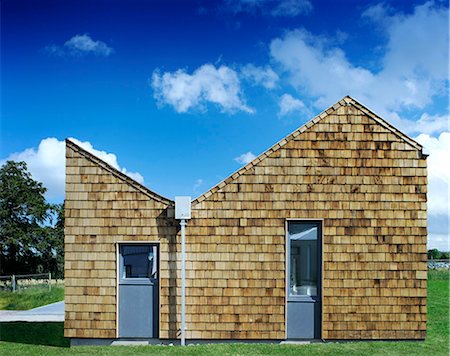 popping up - Scotland's Housing Expo. The Skewed House. Looking along the sidee of one of the houses to the end wall of the other. Cedar shingles on the walls. Architects: Oliver Chapman Architects Stock Photo - Rights-Managed, Code: 845-03721274