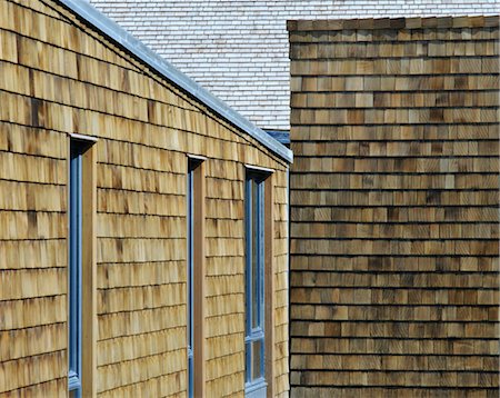popping up - Scotland's Housing Expo. The Skewed House. Looking along the sidee of one of the houses to the end wall of the other. Cedar shingles on the walls. Architects: Oliver Chapman Architects Stock Photo - Rights-Managed, Code: 845-03721273