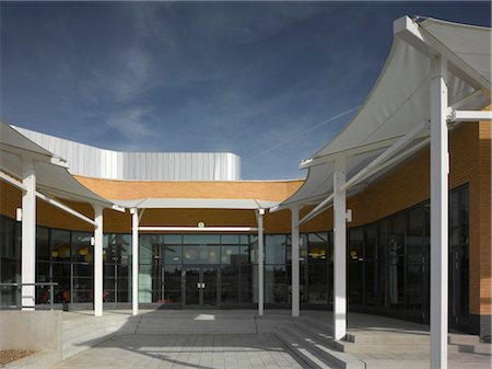 single storey - Luton Sixth Form College, Luton, Bedfordshire. Architects: KSS Architects Foto de stock - Con derechos protegidos, Código: 845-03721345