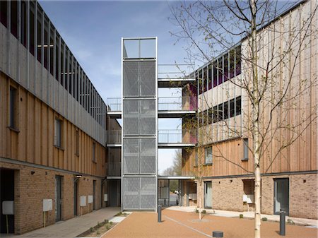Cour de héron, Thamesmead. Ossature légère en acier avec bardage thermowood vertical. Architectes : Bell, Phillips, Kimber Photographie de stock - Rights-Managed, Code: 845-03721343
