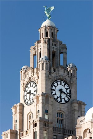The clock tower on top of the Liver Building at Pier Head in Liverpool, Merseyside, England, UK. Designed by Designed by Walter Aubrey Thomas Foto de stock - Con derechos protegidos, Código: 845-03721396