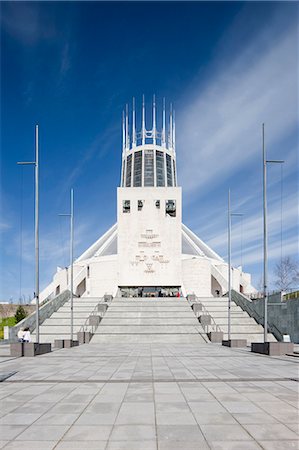 simsearch:845-05838289,k - Exterior of The Metropolitan Cathedral in Liverpool, Merseyside, England, UK. Architects: Frederick Gibberd Fotografie stock - Rights-Managed, Codice: 845-03721390