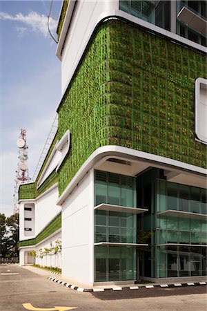 eco - Opération DiGi Technology Centre, Subang High Tech Park, à Kuala Lumpur en Malaisie. La conception du bâtiment écologique caractéristiques comprennent un extérieur planté le mur qui entoure le bâtiment, en filtrant l'air entrant dans le centre de données et bureaux chambres. Architecte: T. r. Hamzah et Yeang Photographie de stock - Rights-Managed, Code: 845-03721408