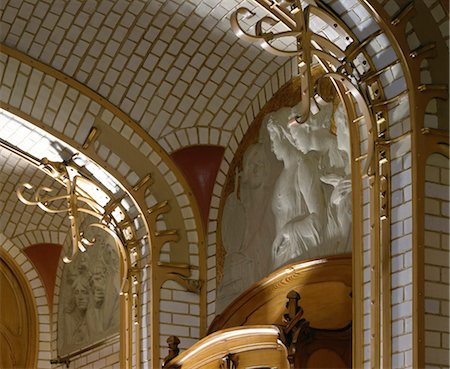 Musée Horta, Bruxelles, 1898-1906. Plafond de la salle à manger et des piliers avec des carreaux de faïence blanches. Architectes : Victor Horta Photographie de stock - Rights-Managed, Code: 845-03721451