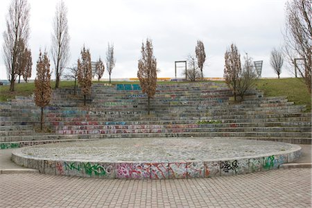 déformé - Graffiti décoration urbaine amphithéâtre, Berlin. Photographie de stock - Rights-Managed, Code: 845-03777279