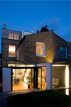 simsearch:845-05837802,k - Crépuscule extérieur tourné de jardin, Wandsworth, Londres. Architectes : Luis Fernandez de Treviño Photographie de stock - Rights-Managed, Code: 845-03777309