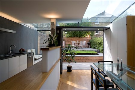 simsearch:845-03777378,k - Modern kitchen and dining area looking throught to the garden in a Victorian terrace, Wandsworth, London. Architects: Luis Treviño Fernandez Foto de stock - Con derechos protegidos, Código: 845-03777311