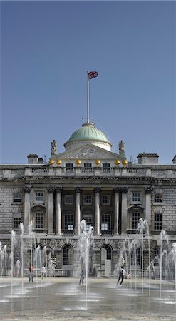 simsearch:845-04827132,k - Somerset House, Londres. Cour intérieure avec des fontaines d'eau. Architectes : Sir William Chambers Photographie de stock - Rights-Managed, Code: 845-03777336