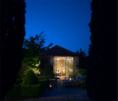 Refurbished barn, Lincolnshire at night. Architects: David Jenkin of and Associates Foto de stock - Con derechos protegidos, Código: 845-03777339