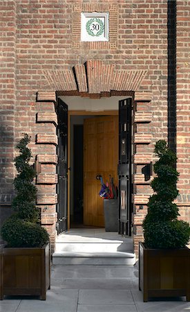 formschnitt - Vordertür des Hauses in Chelsea, London mit Spirale Topiari in Pflanzgefäße. Architekten: Chris Dyson Architects Stockbilder - Lizenzpflichtiges, Bildnummer: 845-03777369