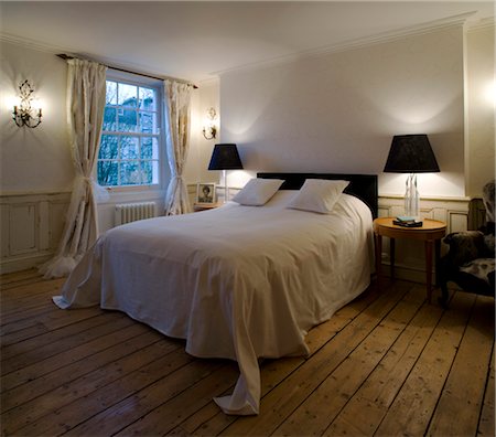 simsearch:845-05837752,k - Renovated bedroom in a georgian townhouse. Architects: Designer: John Teall, Flux Interiors. Designed by Designed by FLUXinteriors Fotografie stock - Rights-Managed, Codice: 845-03777363