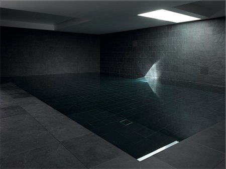 Pond and Park House, Dulwich, London. Stylish dark grey indoor basement swimming pool. Architects: Stephen Marshall Foto de stock - Direito Controlado, Número: 845-03777377