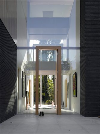 simsearch:845-05837718,k - Étang et parc House, Dulwich, Londres. Moderne entrée avec couloir de double hauteur. Architectes : Stephen Marshall Photographie de stock - Rights-Managed, Code: 845-03777373