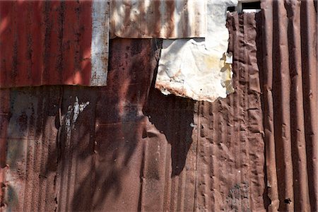 simsearch:845-03777440,k - Grenada. Dilapidated rusty, earth tones, corrugated iron building. Fotografie stock - Rights-Managed, Codice: 845-03777408