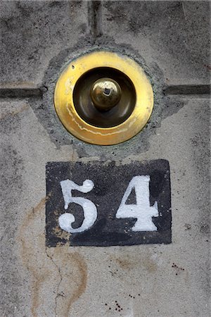 simsearch:845-03777440,k - Madeira. Detail of brass doorbell of house number 54 set into stone wall Fotografie stock - Rights-Managed, Codice: 845-03777438