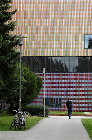 simsearch:841-03871408,k - Exterior facade with figure walking, Brandhorst Museum, Munich. Architects: Sauerbruch Hutton Foto de stock - Con derechos protegidos, Código: 845-03777516