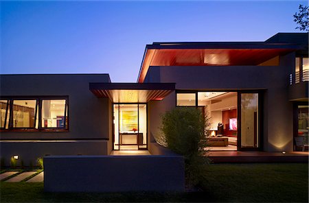 exterior house with lights on - Exterior dusk shot of a modern one storey house, California. Architects: SWATT Architects Stock Photo - Rights-Managed, Code: 845-03777512