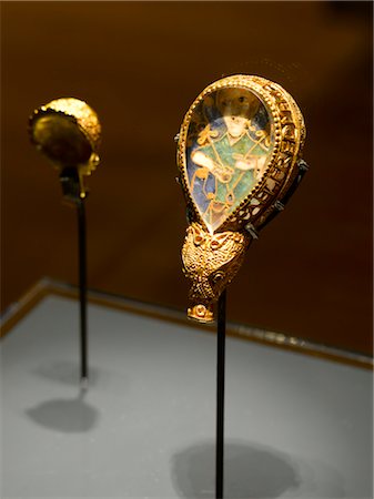 simsearch:845-04827132,k - Display of Alfred Jewel, late 9th century Anglo-Saxon ornament in Ashmolean Museum and Extension, Oxford. of filigreed gold enclosing a highly polished piece of clear quartz rock crystal beneath which is set a cloisonne enamel plaque. Architects: Rick Mather Architects Stock Photo - Rights-Managed, Code: 845-03777528
